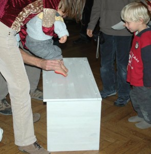 Der Fußabdruck des Kindes kommt auf eine Kiste (oder ein großes Blatt Papier)